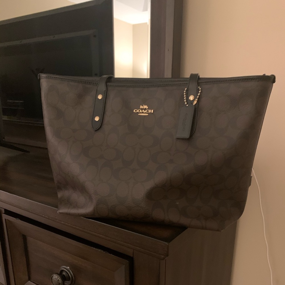 Authentic coach tote with matching wristlet